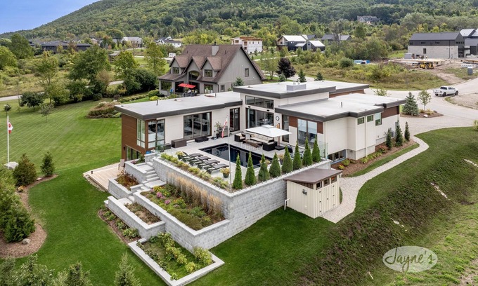 The Blue Mountains Casa | New 5 bed 5 bath home on the Escarpment.