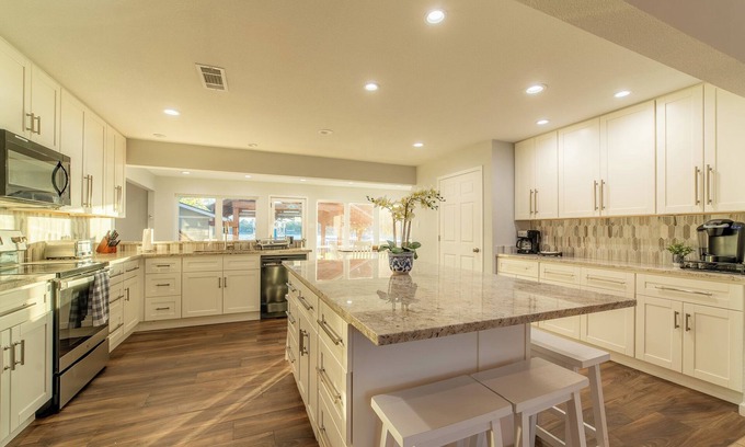 Azle Casa | New 5 Bed/Lakefront/Boat dock/Game room/Guest House.