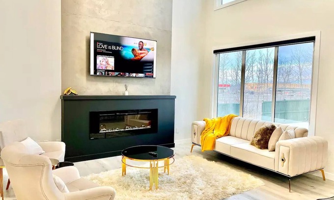 West Edmonton Casa | New 5BDRM Luxury Home | Fireplace | AC | Sleeps 13