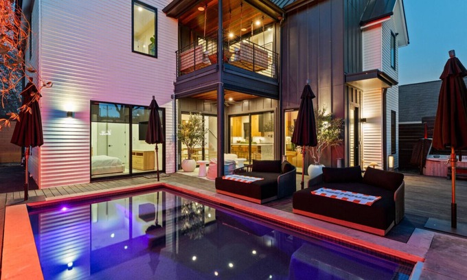 Zilker Casa | New! 6 BR, 4.5B, Pool, Hot Tub, Cold Plunges, Outdoor Sauna, Bar, 9 TVs, Arcade
