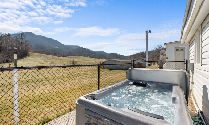 Wears Valley Casa | New! Adorable 1BR w/MTN Views! Hot Tub*Location!