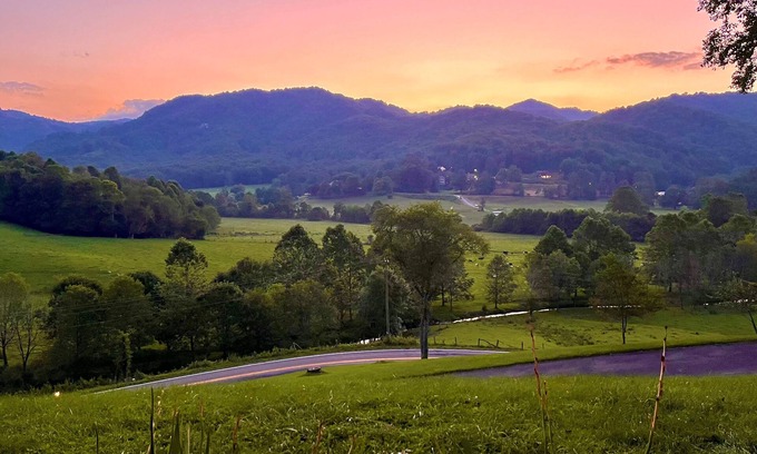 Boone Casa | NEW!! Amazing Views & 2 porches. 2 Dens. Fire Pit. Hot Tub. Game Room. Smart TVs