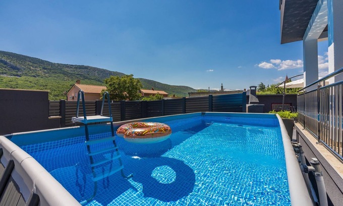 Tribalj Casa | Villa nueva y moderna con piscina privada, futbolín, barbacoa, solarium