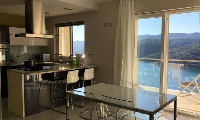 Rabac Apartamento | Nuevo Apartamento (128m2), amplia terraza, vista mar, A/C, Free Wifi & parking