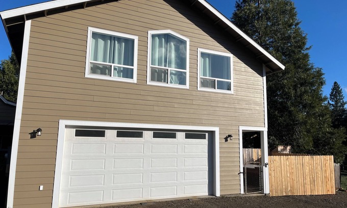 Mount Shasta Apartamento | New apartment with hot tub close to everything outdoors