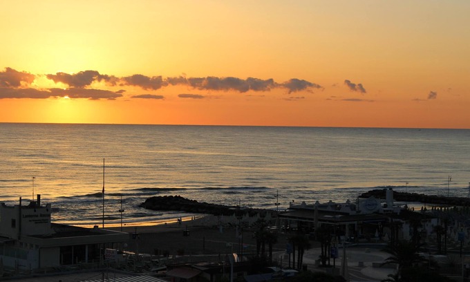 Misano Adriatico Apartamento | Apartamento nuevo (renovado), vistas al mar (100 m).