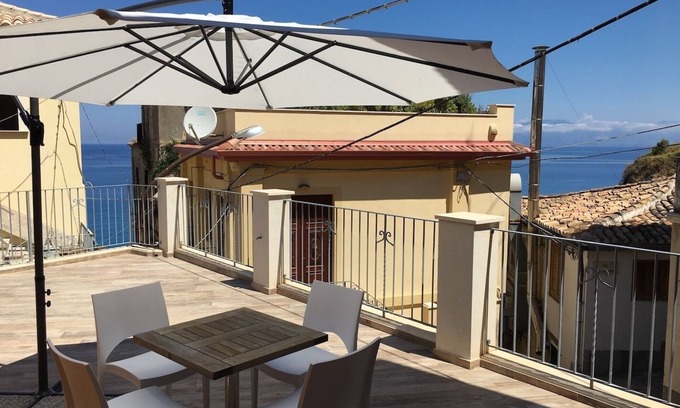 Pizzo Apartamento | Apartamento nuevo con terraza con vistas al mar.