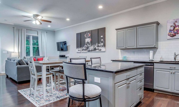 Highlands Casa | New! - At Home in the Highlands 4br/2ba Walkable!