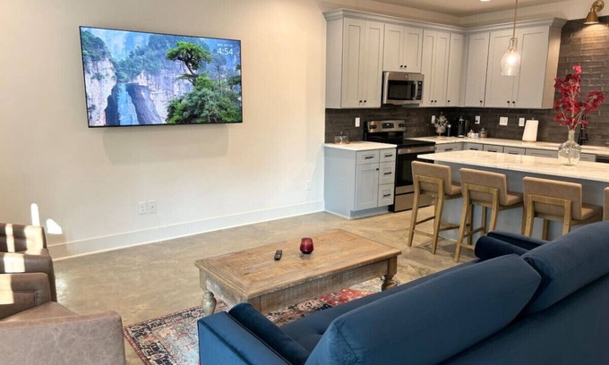 Lafayette Casa | NEW-Basin House-King Beds-70" TV-Garage-Fast WiFi