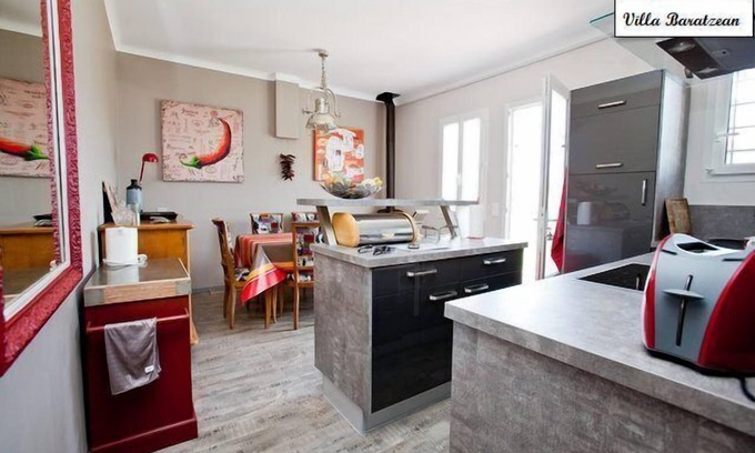 Biarritz Villa | Nueva casa de estilo Vasco, 6 personas, 3 dormitorios, amplio jardín