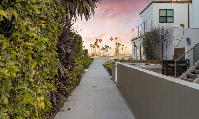 Mission Beach Casa | NEW Bayfront Bungalow Getaway! Steps from the beach + Free Parking