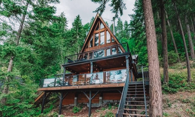 Celista Cabina | New** Bayside Estate: A quaint and cozy A-frame cabin nestled among the trees.
