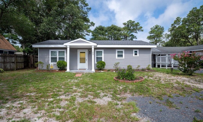 Tranquil Harbour Cabaña | New - Beach Break Bungalow- Private Hot Tub-Fenced Yard-Oak Island