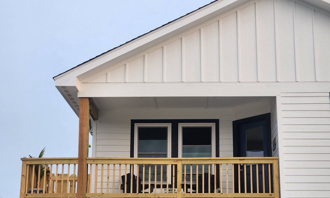 Waves Casa | New Beach Cottage/Water View/ Beach Gear/walk to beach!