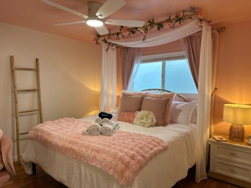 Gas Lamp Section Apartamento | NEW Beach Home with Canopy Bed and Work Spaces