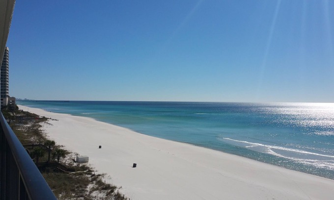 West Panama City Beach Condominio | Frente a la playa actualizado * 60 'VIDRIO y vistas en 2 Master Suites * ¡Sillas de playa GRATIS!