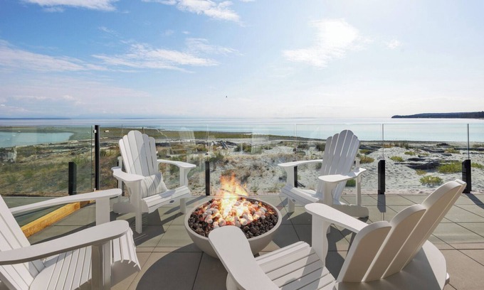 Black Creek Condominio | NEW Beachfront Luxury Suite on Saratoga Beach