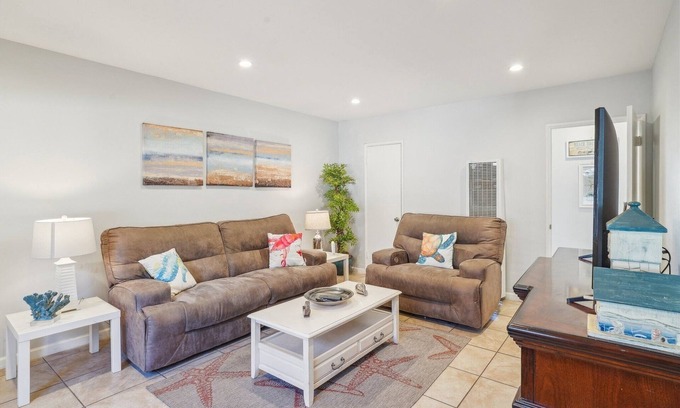 Carpinteria Condominio | NEW! Beautiful 2 Bed Beach Condo #104