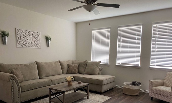 Fort Worth Casa | NEW beautiful large smart home 15 min to downtown!
