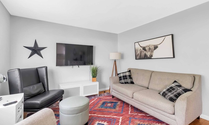 Pontiac Casa | NEW! Beautiful retreat Home Near Auburn Hills/Waterford