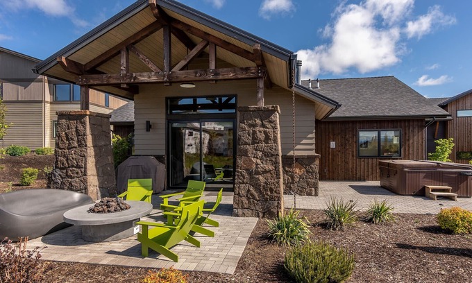 Bend Casa | NEW BEND HOME ~ great for groups ~ resort pool ~ concert shuttle ~ W/D ~ 🐶