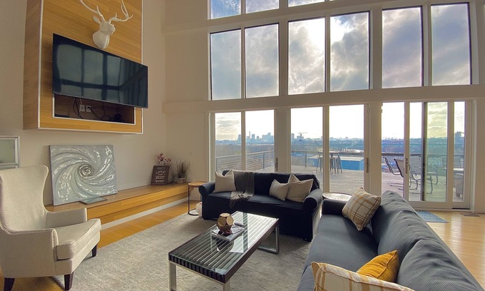 Katie Hill Neighborhood Casa | NEW - BEST SKYLINE Nashville MODERN Home. 5 min to DT