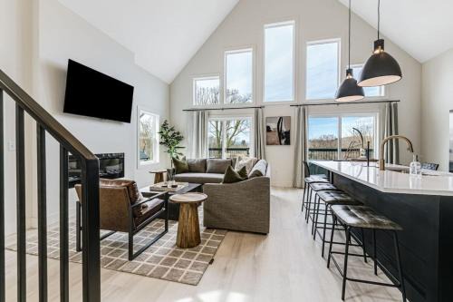Kenilworth Casa | New Biltmore Village 5 Bedroom Home, 2 Decks, Mtn Views