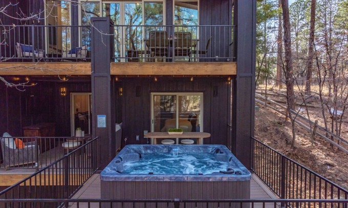 Ruidoso Cabina | NEW! 'Black Beauty' - Walk to Midtown, Riverfront, Hot Tub!