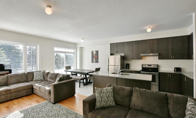 The Blue Mountains Casa | New Blue Mountain Village Snowbridge Executive Townhome Sleeps 10 with Outdoor Pool and Shuttle