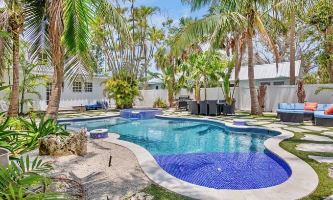 Anna Maria Casa | NEW! Blue Pearl~Heated Pool/Spa~Walkable Pine Ave! Guest House for Added Space!