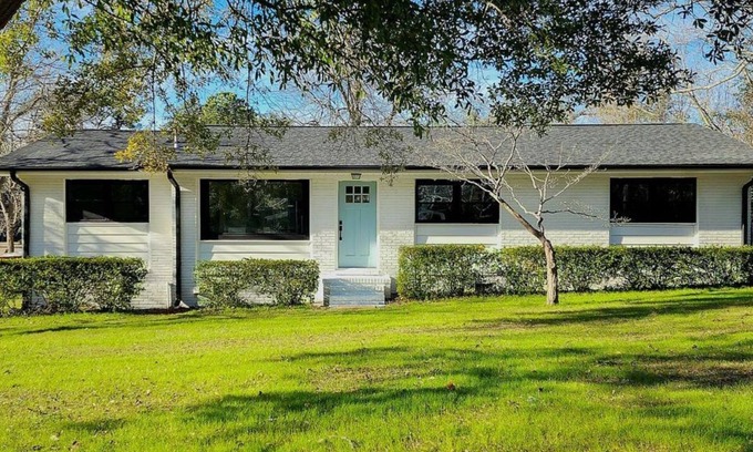 Wilmington Casa | NEW!!Blue Pelican Getaway!Pet friendly, fenced in back yard! Sleeps 8 by beach!