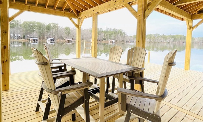 Littleton Cabaña | NEW BOATHOUSE! 5Br + Flat 1 Acre Lakefront + Kayaks + Shuffleboard + Firepit
