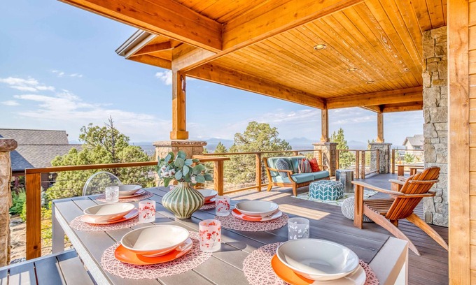 Powell Butte Casa | New Brasada Ranch Construction, Gourmet Kitchen, Deck, Fireplace and King Suite