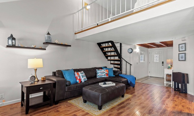 Solana Beach Condominio | New! Bright 1 Bed with Loft in The Heart of Solana Beach