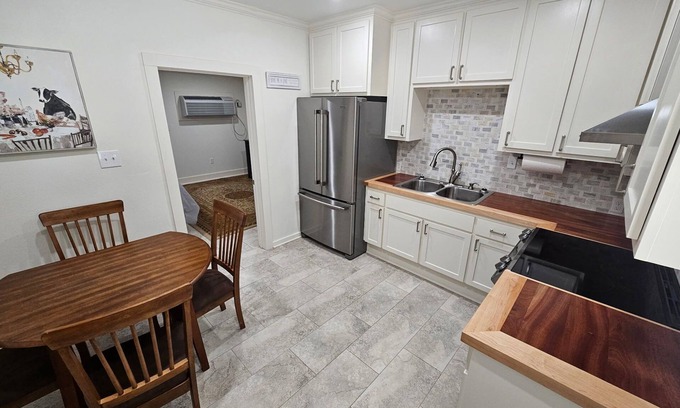 Denham Springs Apartamento | New build 1 bed apartment with full size bathroom and kitchen.