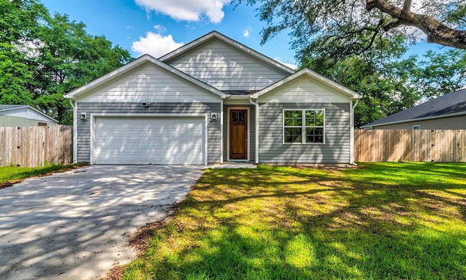 North Charleston Casa | New build 4-bedroom house with fast WiFi and AC in peaceful North Charleston