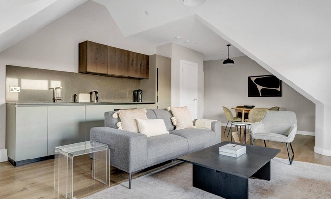 Highgate Apartamento | New build Highgate 2BR, open plan with balcony near shops, by Blueground