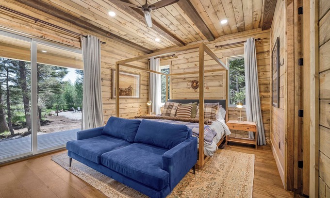 Island Park Cabina | New Luxury Yellowstone House for Fall, 6 acres, Decks, Fire Pit