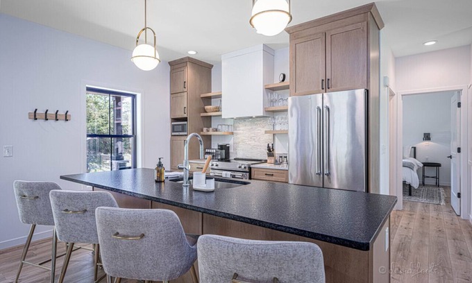 Galena Casa | New build, modern, hot tub, nature & HOA amenities