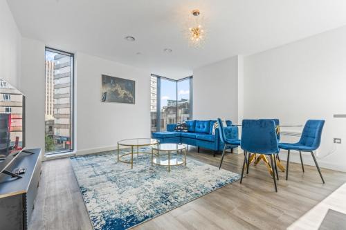 The Westside Apartamento | NEW BUILD - Modern Lux Broad St City Centre 2 Bedroom Apt, 2 Bathroom - Birmingham City Centre - Smart TVs with Netflix - Long Stays Allowed - 5 mins walk to Brindley Place, 1 min to Broad Streets Bars and Restaurants