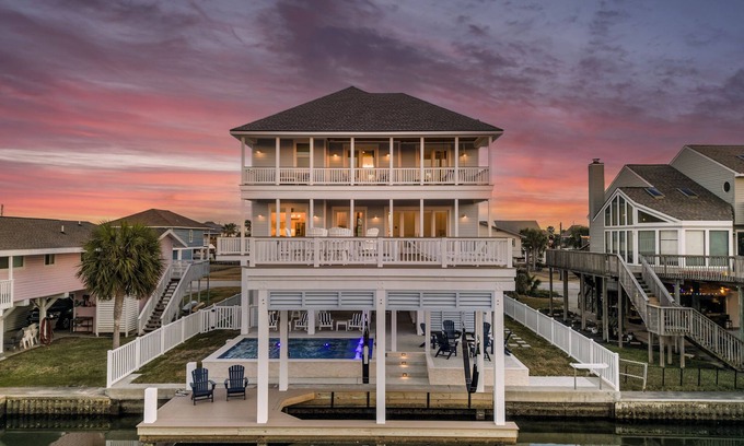 Galveston Casa | New Build: Pool, Fire Pit, Elevator, Mosquito System and Whole House Generator