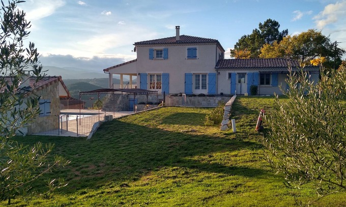 Chambonas Villa | Villa de nueva construcción con piscina desbordante y vista única.