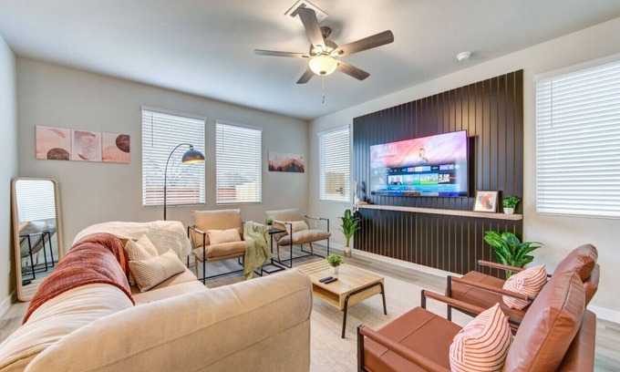 Clodine Casa | New built Home, Chinatown, Little Saigon, King bed