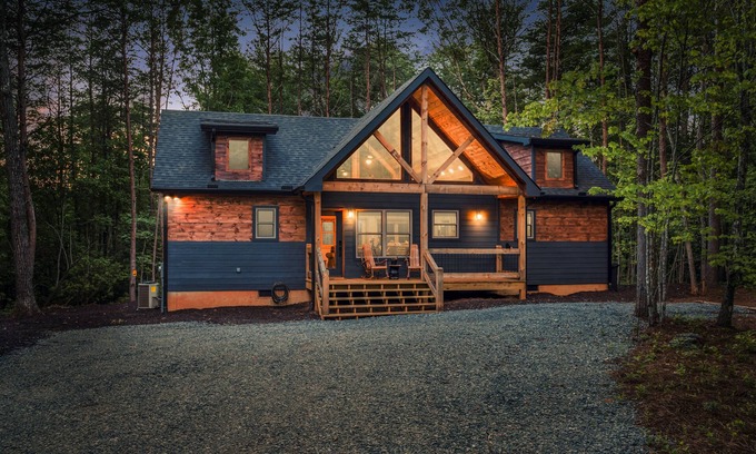 McCaysville Cabina | *NEW CABIN*HOT TUB*/Outdoor Fireplace/Lake/Pond Behind Property/PAC Man/Nintendo