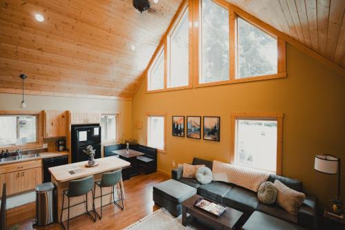 Paradise Estates Casa | New - Cabin Minutes to Mt Rainier - EV, HotTub, 2 Queen and Twin