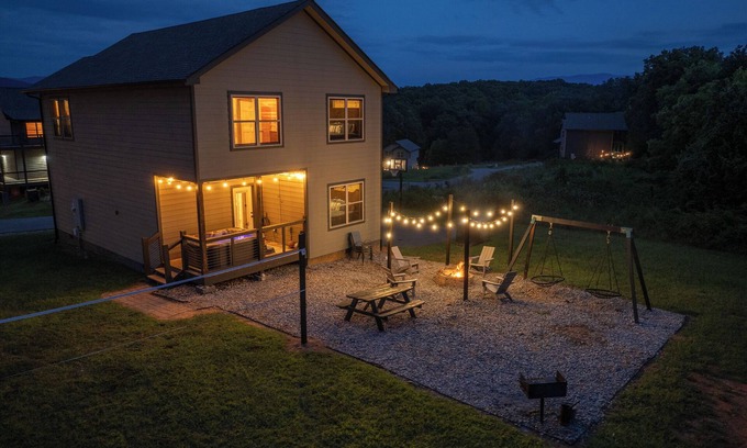 Sevierville Cabina | Brand New! Fire Pit, Hot Tub, Arcade, Fast Wifi!