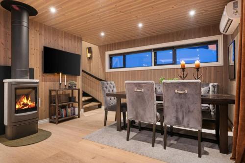 Rauland Casa | New cabin ski in out, fireplace & mountain view