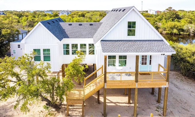 Carova Beach Cabaña | New CANAL front home a few rows back from the OCEAN! Beach passes provided!