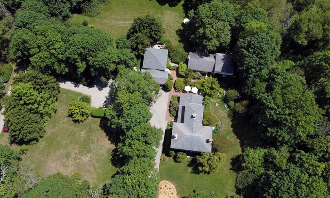 West Brewster Casa | NEW! Captain Estate-Main House.Carriage House.Barn/Game Room.Spacious Grounds.