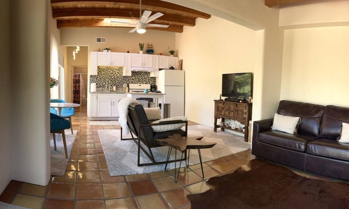 Santa Fe Casa | New casita w/large yard near the plaza & dog park